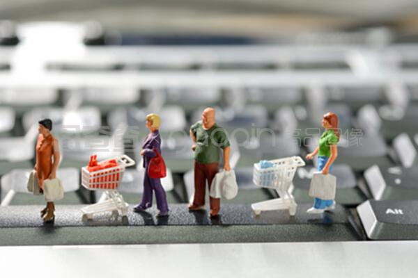 帶購物車的小型購物者 互聯(lián)網(wǎng)商品零售新趨勢